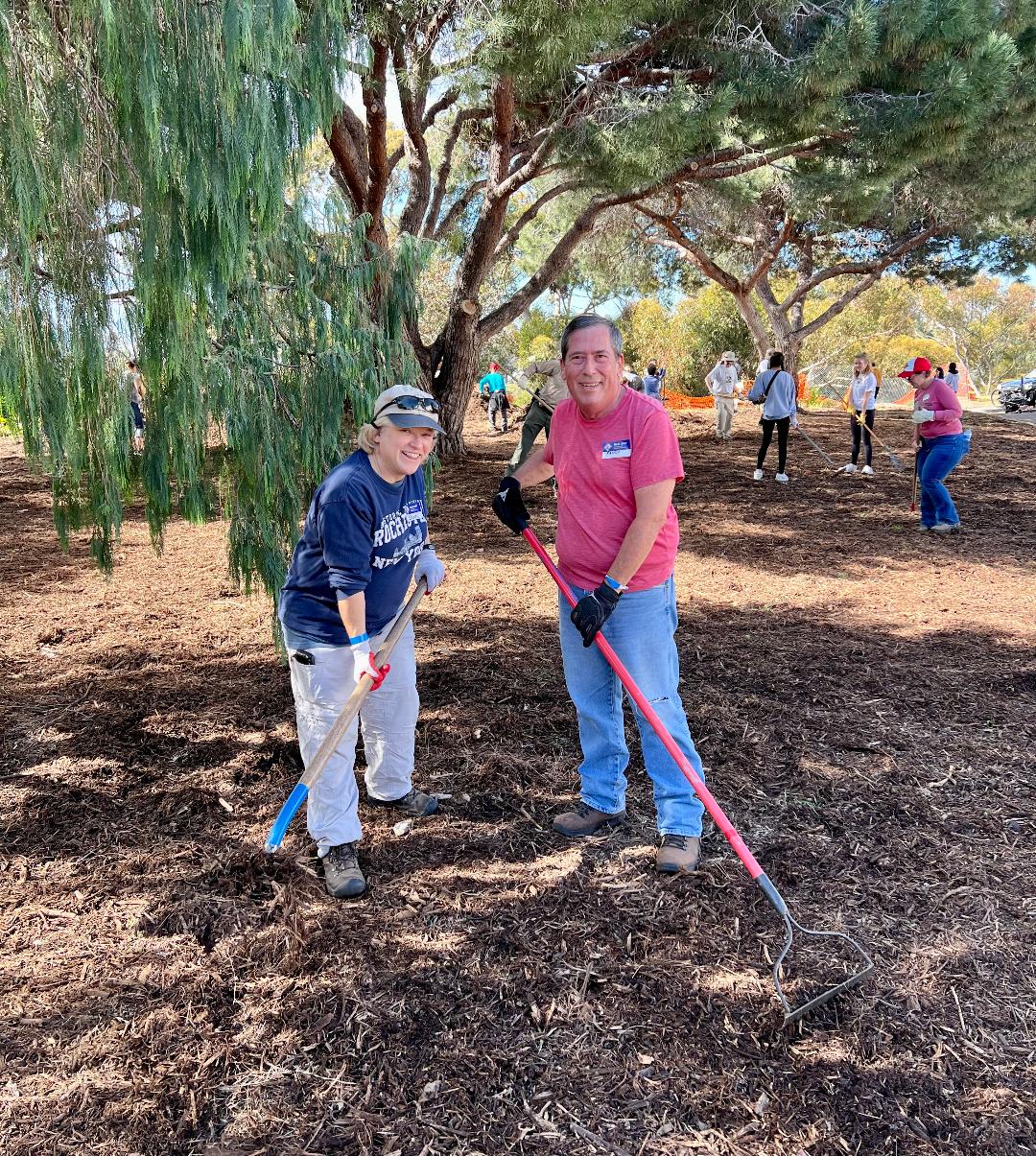 Temple members Shari Ressel and Randy Silverstein working at the 2023 Day of Service in Balboa Park